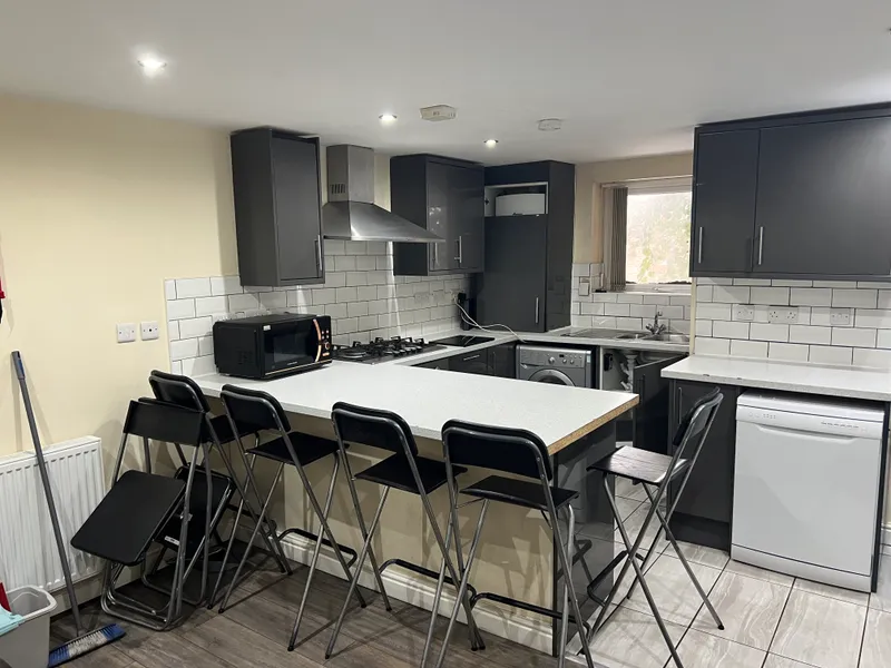 6-Bedroom Ensuite Student House // Derby Grove, NG7 1PF - Thumbnail 1